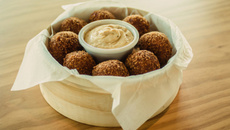 Bolinho de arroz, feijão e farofa com batata palha