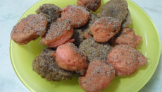 Bolinho de chuva com canela, chocolate e morango