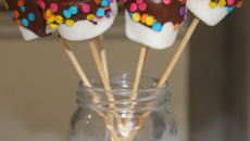 Pirulito de marshmallow com chocolate