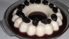 Manjar de coco com calda de vinho