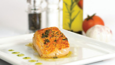 Salmão com molho de manteiga e alcaparras