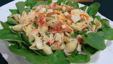 Salada de macarrão com rúcula ao vinagrete de laranja da Abima