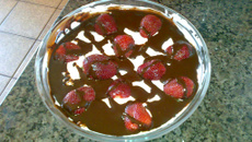 Brigadeiro com morangos e chantily