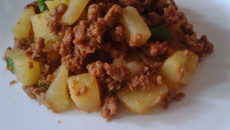 Carne de soja com batatas