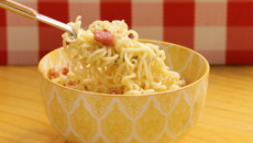 MACARRÃO INSTANTÂNEO À CARBONARA