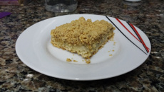 Torta de banana com farofa de paçoca