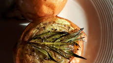 Cebolas assadas com recheio de homus de grão-de-bico