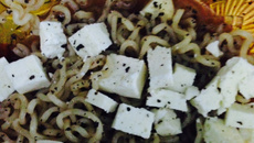 Miojo com queijo coalho e pimenta-do-reino