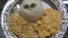 Strogonoff de frango da família Meneguini