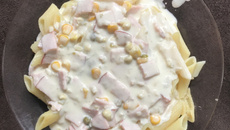 Penne ao molho branco com peito de peru defumado