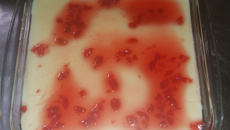 Manjar com calda de cereja