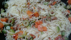 Macarrão de calabresa com legumes