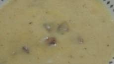 Sopa de batata simples com calabresa