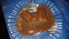 Canelonne de banana com calda de chocolate