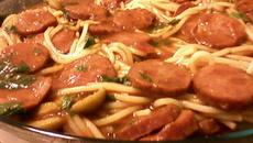 Espaguete com molho de calabresa