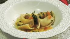 Agnolotti de burrata ao molho de azeite, damasco e tomilho limão