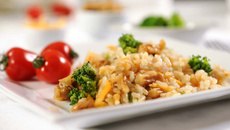 Arroz integral com brócolis, nozes e cheddar