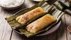Pé de moleque nordestino de mandioca e coco na folha de bananeira