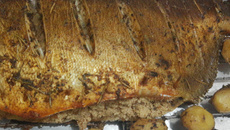 Tambaqui assado recheado com farofa