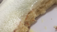 Bolo Simples c/ Cobertura de Leite em Pó 