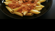 Macarrão com atum ao molho de leite de coco