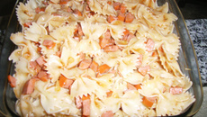 Macarrão gravatinha com molho de salsicha