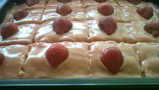 Bolo molhadinho de morango