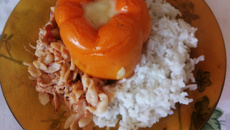 Pimentão recheado com macarrão ao molho de frango e queijo