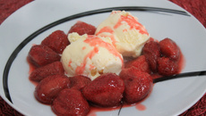 Morangos flambados com sorvete