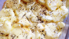 Batata gratinada com requeijão e ervas