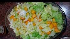 Salada de alface com manga