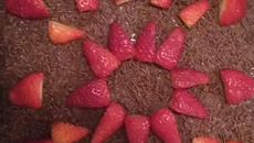 Bolo de chocolate com morango