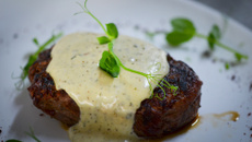 Carne ao molho de gorgonzola