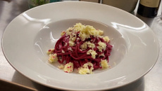 Massa com molho de beterraba