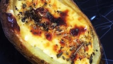 Batata recheada com queijos