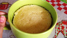 Bolo de caneca de leite em pó