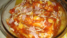 Panquecas com recheio de carne moída e acelga ao molho de tomate