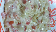 Macarrão cremoso com tomate