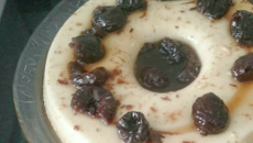 Manjar branco com calda de ameixa