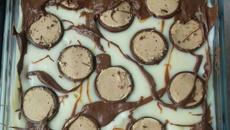 Torta de bombom recheado com creme de amendoim