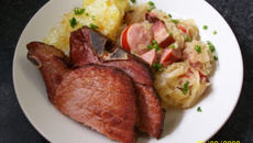 Chucrute com bisteca kassler e batatas