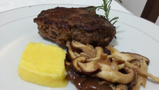 Filé mignon com cogumelos e musseline de mandioquinha