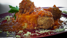 Polenta com almôndegas