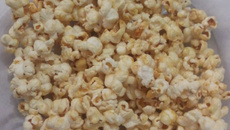 Pipoca caramelada de micro-ondas