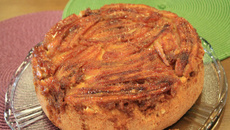 Bolo fofo com cobertura de banana caramelada