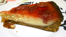 Cheesecake de queijo coalho com calda de morangos