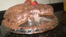Bolo de chocolate com morango