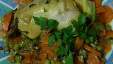 Frango com ervilhas,cenouras e ervas aromáticas