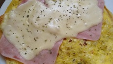 Omelete de batata com presunto e queijo