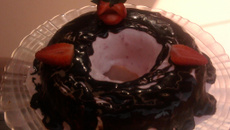 Sorvete de morango com calda de chocolate